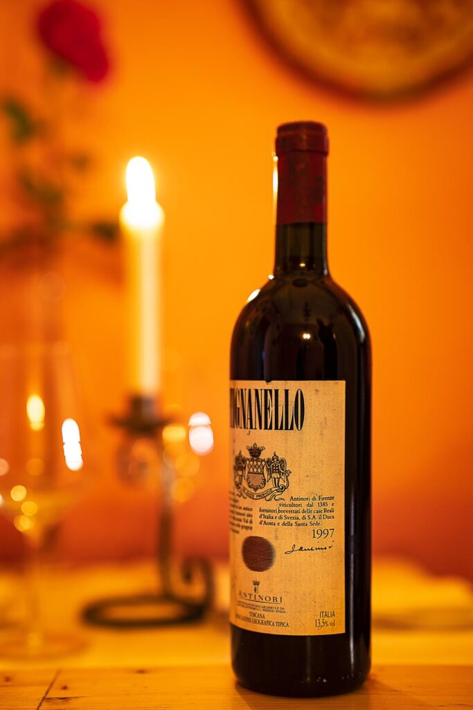 Bottiglia di vino toscano nella cantina di Nerone